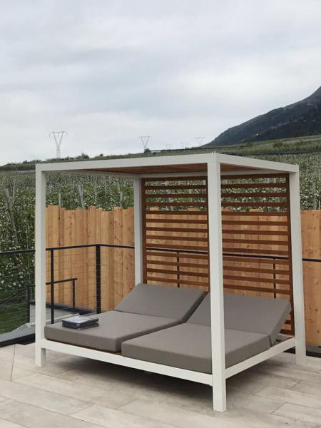 pergola_wypoczynkowa_wigo_lozko_zewnetrzne_baldachim_na_taras_hotelowe_meble_tarasowe