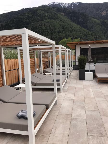 pergola_wypoczynkowa_wigo_lozko_zewnetrzne_baldachim_na_taras_meble_dla_hoteli_tarasy_spa
